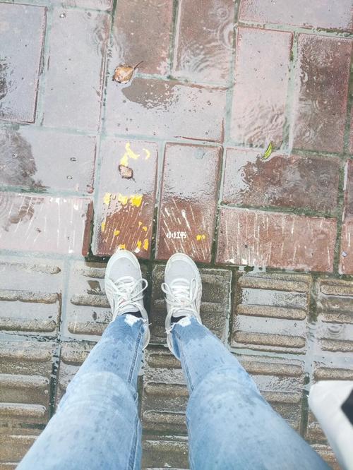 外勤中突然下雨麻妃